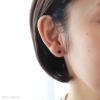 純チタン使用の「ブラックパール（グラスパール） ４mm」を耳につけた女性の画像