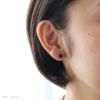 純チタン使用の「ブラックパール（グラスパール） ６mm」を耳につけた女性の画像