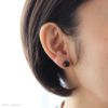 純チタン使用の「ブラックパール（グラスパール） ８mm」を耳につけた女性の画像