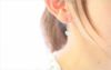 プラチナカラーの純チタンフック使用のピュアハート「グリーンアメジスト」、女性の耳につけている画像
