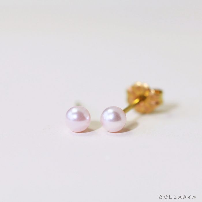桜色グラスパール４mm（スタッド）軸の色がゴールドカラーのピアス全体像写真