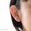 スワロフスキー桜色グラスパールを耳に着けた４０代女性の耳写真