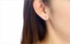 チタン純度99.5％、セカンドピアスに使えるチタンピアス、プラチナ軸の「カルテット/CZアメジスト」3mm、女性の耳につけている画像