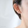 チタン純度99.5％、プラチナ軸の大粒チタンピアス「カルテット/CZダイアモンド」４mm、女性の耳につけている横顔画像