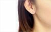 チタン純度99.5％、プラチナ軸の大粒チタンピアス「カルテット/CZシャインピンク」４mm、女性の耳につけている横顔画像