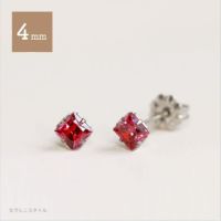 金属アレルギーに安心して使える大粒のチタンピアス、「カルテット/CZルビー」４mmの斜めヨコの画像