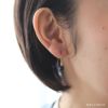 純チタン使用の「ブラックパール（グラスパール） ６mmフック」を耳につけた女性の画像
