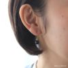 純チタン使用の「ブラックパール（グラスパール） ８mmフック」を耳につけた女性の画像