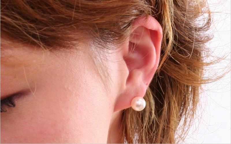 純チタンピアス、純チタンピアス、「一粒グラスパール/８mm（スタット）を耳に着けている３０代女性の横顔