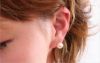 純チタンピアス、純チタンピアス、「一粒グラスパール/８mm（スタット）を耳に着けている３０代女性の横顔