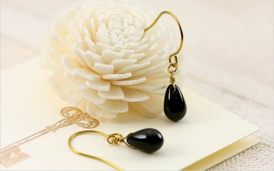 片耳販売※】ティアドロップピアス「ジェットブラック」 チタン