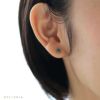 プラチナ軸の大粒チタンピアス、シャトンピアス「CZエメラルド」４mm、女性の耳につけている画像
