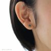純チタンピアスエメラルド４ミリを耳に着けている４０代女性の横顔