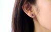 純チタン使用の「天然石 丸玉スタット「ラピスラズリ」4mm」を耳につけた女性の画像