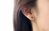 純チタン使用の「天然石 丸玉スタット「アメジスト」4mm」を耳につけた女性の画像