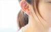 チタン純度99.5％、セカンドピアスに使えるチタンピアス、プラチナ軸の一粒キュービックジルコニア「CZアクアマリン」３mm、女性の耳につけている画像