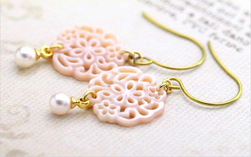 金属アレルギー対応の純チタンフック使用、shell lace 「ピンクシェル」の斜め上からの画像