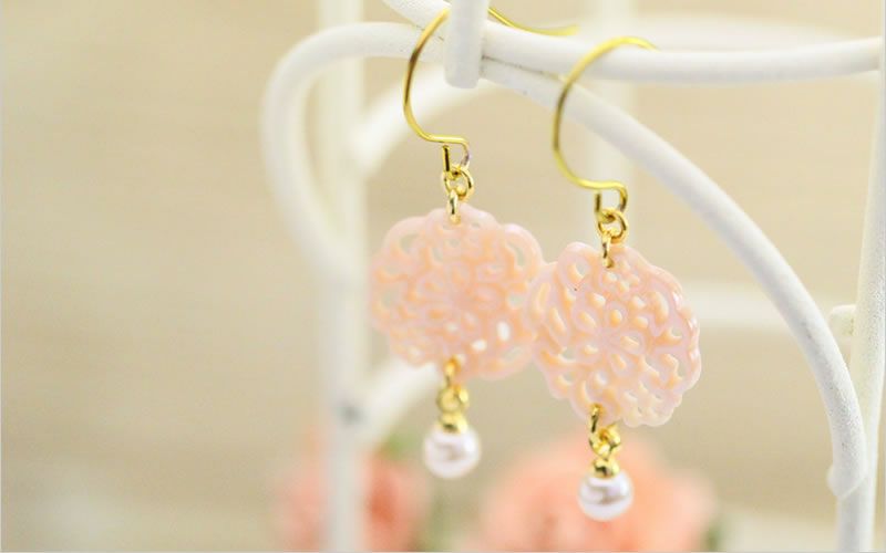 金属アレルギー対応の純チタンフック使用、shell lace 「ピンクシェル」正面の画像