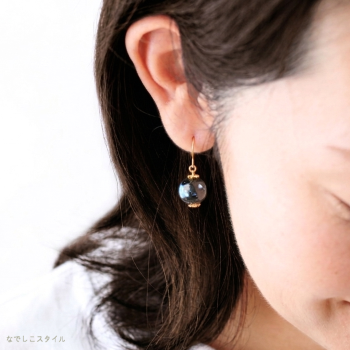 純チタン使用の「ほたる玉ピアス/海蛍」を耳につけた女性の画像
