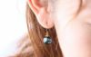 純チタン使用の「ほたる玉ピアス/海蛍」を耳につけた女性の画像