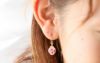 純チタン使用の「ほたる玉ピアス/山葡萄」を耳につけた女性の画像
