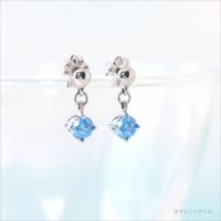 チタン純度99.5％の純チタンピアス使用、エクラ「CZマリンブルー」/ジルコニアがゆれるスタッドピアスの正面の画像