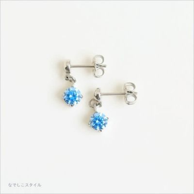 金属アレルギー対応の純チタンピアス、エクラ「CZマリンブルー」/ジルコニアがゆれるスタッドピアスの真俯瞰の画像