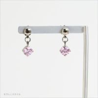 チタン純度99.5％の純チタンピアス使用、エクラ「CZピンクダイア」/ジルコニアがゆれるスタッドピアスの正面の画像