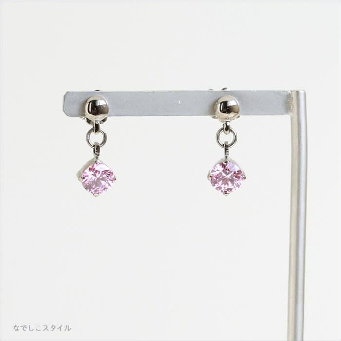チタン純度99.5％の純チタンピアス使用、エクラ「CZピンクダイア」/ジルコニアがゆれるスタッドピアスの正面の画像