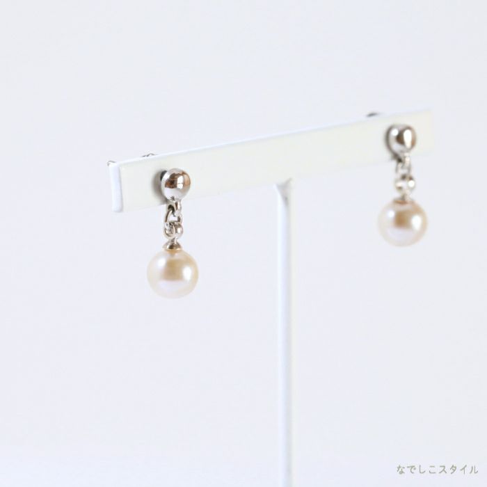 スワロフスキー/パールがゆれるスタッドピアス「ペルル」のイメージ画像
