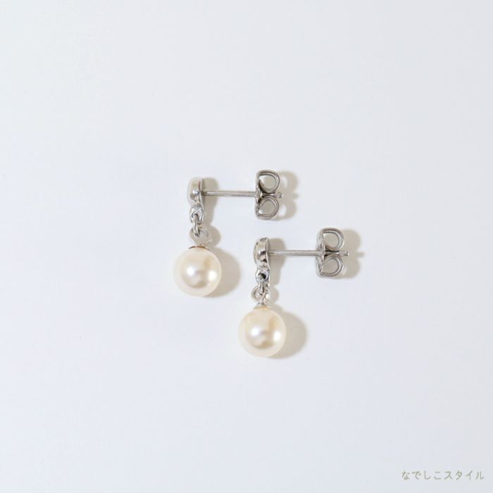 スワロフスキーパールがゆれるスタッドピアス「ペルル」を置いた画像