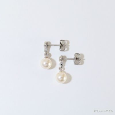 スワロフスキーパールがゆれるスタッドピアス「ペルル」を置いた画像