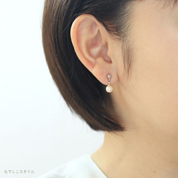スワロフスキーパールがゆれるスタッドピアス「ペルル」を着けた女性の耳元画像