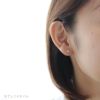 金属アレルギー対応の純チタンピアス、「京都オパール/弥生を耳に着けている４０代女性のイメージ写真