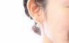 純チタンピアス、純チタンピアス、「小粒パールのフープパール」を耳に着けている３０代女性の横顔