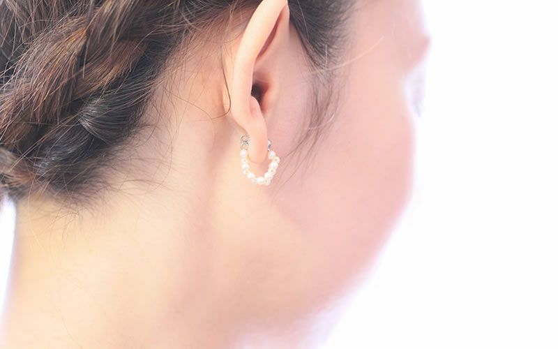 純チタンピアス、純チタンピアス、「小粒パールのフープパール」を耳に着けている３０代女性の横顔