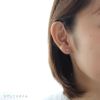 金属アレルギー対応の純チタンピアス、「京都オパール/卯月を耳に着けている４０代女性のイメージ写真