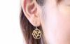 純チタン使用の「Gold Rose」を耳につけた女性の画像