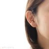 金属アレルギー対応の純チタンピアス、「京都オパール/水無月を耳に着けている４０代女性のイメージ写真
