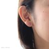純チタン使用の、「京都オパール/葉月-スタッド-」を耳につけた女性の画像