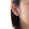 純チタン使用の、「京都オパール/長月-スタッド-」を耳につけた女性の画像