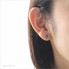 純チタン使用の、「京都オパール/霜月-スタッド-」を耳につけた女性の画像