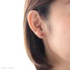 純チタン使用の、「京都オパール/睦月-スタッド-」を耳につけた女性の画像