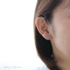金属アレルギー対応の純チタンピアス、「京都オパール/如月を耳に着けている４０代女性のイメージ写真