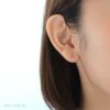 チタン純度99.5％、お仕事や学校で使えるチタンピアス、プラチナ軸の一粒キュービックジルコニア「CZシャンパンダイア」２mm、女性の耳につけている画像