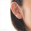 高純度チタンピアス、プラチナ軸の一粒キュービックジルコニア「CZシャンパンダイア」３mm、女性の耳につけている画像