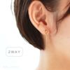 チタン純度99.5％の純チタンピアス使用の「２ラインピアス」ゴールドカラーをつけた女性の耳写真