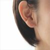 ゴールドカラーのチタンピアス「ピンクサファイア/3ｍｍ」女性の耳につけている画像