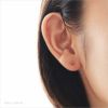 ゴールドカラーのチタンピアス「ブランデートパーズ/3ｍｍ」女性の耳につけている画像