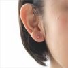 純チタンピアススワロフスキージルコニアサファイアピンク３ミリを耳に着けている４０代女性の横顔